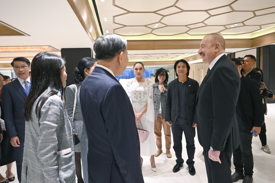 Prezident və ailə üzvləri Vyetnam rəsm sərgisində -FOTOLAR