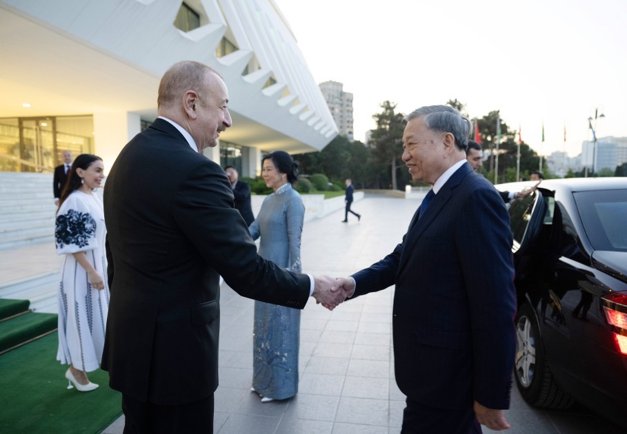 Prezident və ailə üzvləri Vyetnam rəsm sərgisində -FOTOLAR