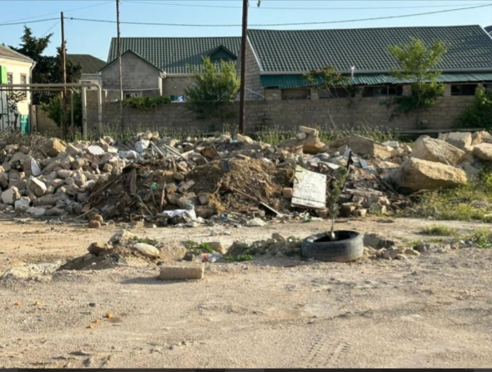 Dəmiryol stansiyasında özbaşınalıq və antisanitariya: Obyektlərdən qeyri-qanuni haqq alınır -REPORTAJ