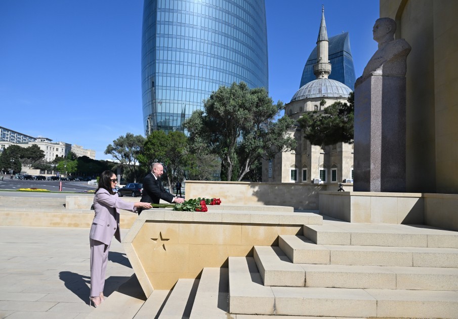 İlham Əliyev və Mehriban Əliyeva faşizmlə mübarizədə həlak olanların xatirəsini anıblar/ YENİLƏNİB +FOTO