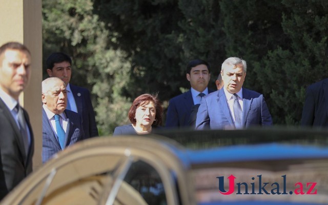 Dövlət rəsmiləri Heydər Əliyevin məzarını ziyarət edirlər -FOTOLAR (YENİLƏNİR)
