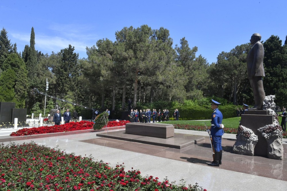 MEDİA-nın kollektivi Heydər Əliyevin məzarını ziyarət edib -FOTOLAR