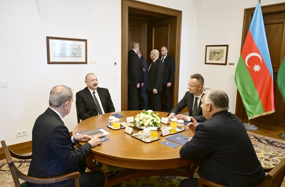İlham Əliyevin Orbanla məhdud tərkibdə görüşü oldu -FOTOLAR