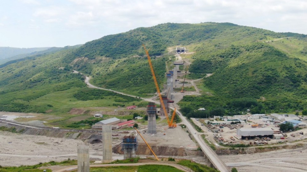 İlham Əliyev Muğanlı-İsmayıllı-Qəbələ yolundakı işlərlə tanış oldu -FOTOLAR