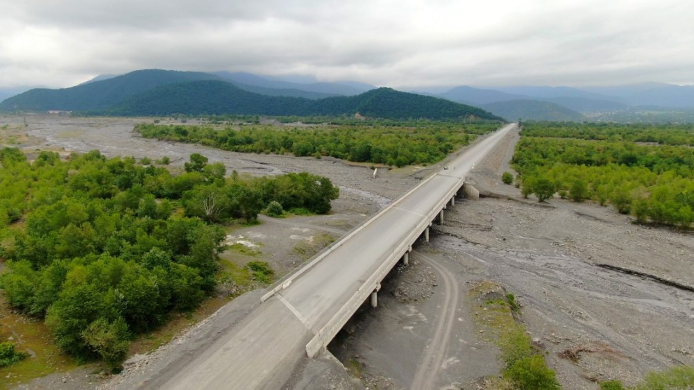 İlham Əliyev Muğanlı-İsmayıllı-Qəbələ yolundakı işlərlə tanış oldu -FOTOLAR