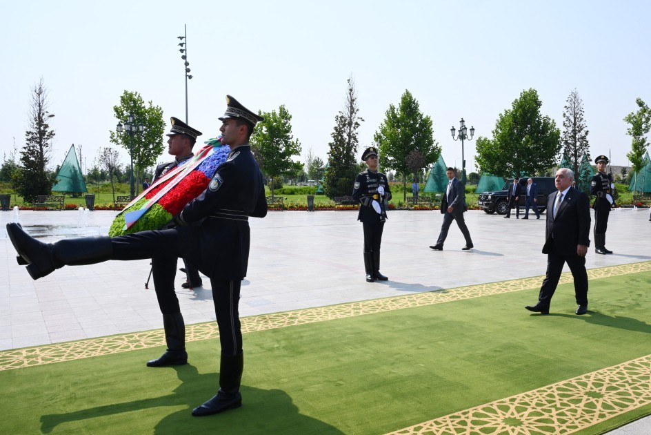 Əli Əsədov Daşkənddə Müstəqillik abidəsini ziyarət etdi -FOTOLAR