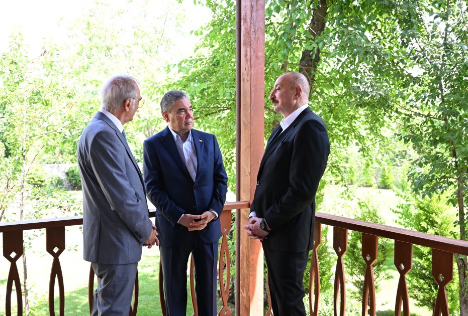 Liderlər Bülbülün ev-muzeyində -FOTOLAR