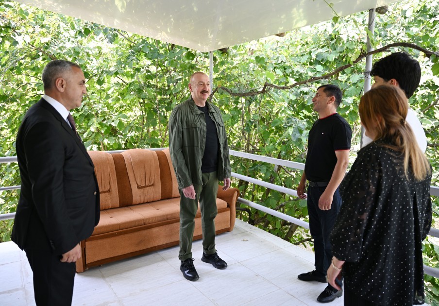 Prezident Xocalının Xanyurdu kəndinə köçən bir qrup sakinlə görüşdü -FOTOLAR (YENİLƏNİB)