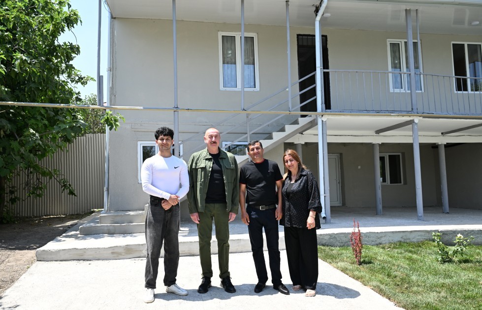 Prezident Xocalının Xanyurdu kəndinə köçən bir qrup sakinlə görüşdü -FOTOLAR (YENİLƏNİB)