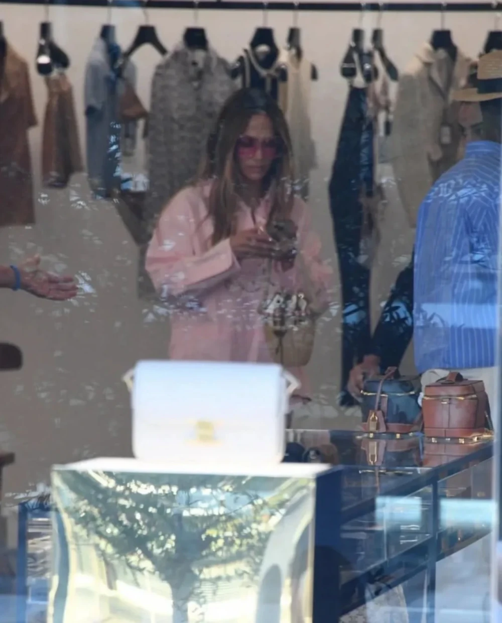 İstanbulda Lopezə "doluyuq" deyib,mağazaya buraxmadılar (FOTO)