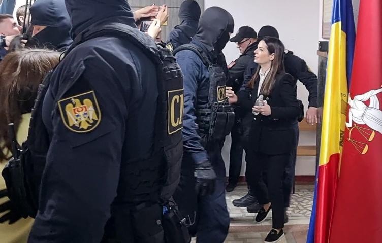 Qaqauziya rəhbəri məhkəmə zalından birbaşa həbsxanaya göndərildi -FOTO