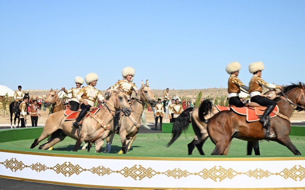 İlham Əliyevə “Axaltəkə” atı hədiyyə edildi- VİDEO+FOTOLAR