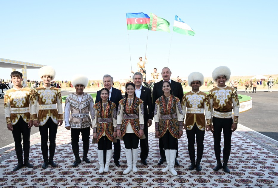 İlham Əliyevə “Axaltəkə” atı hədiyyə edildi- VİDEO+FOTOLAR