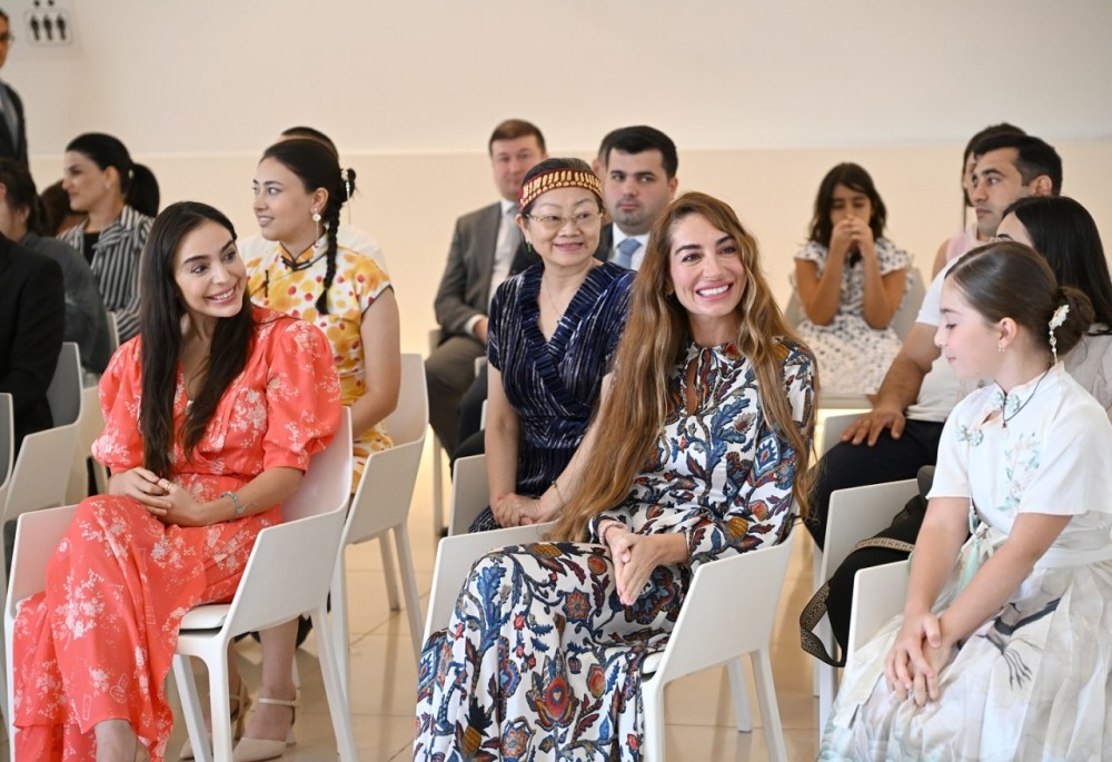 Leyla və Arzu Əliyeva tələbələrə sertifikatlarını təqdim etdilər -FOTOLAR