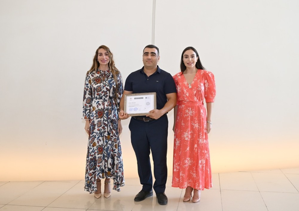 Leyla və Arzu Əliyeva tələbələrə sertifikatlarını təqdim etdilər -FOTOLAR