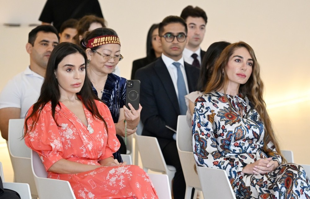 Leyla və Arzu Əliyeva tələbələrə sertifikatlarını təqdim etdilər -FOTOLAR