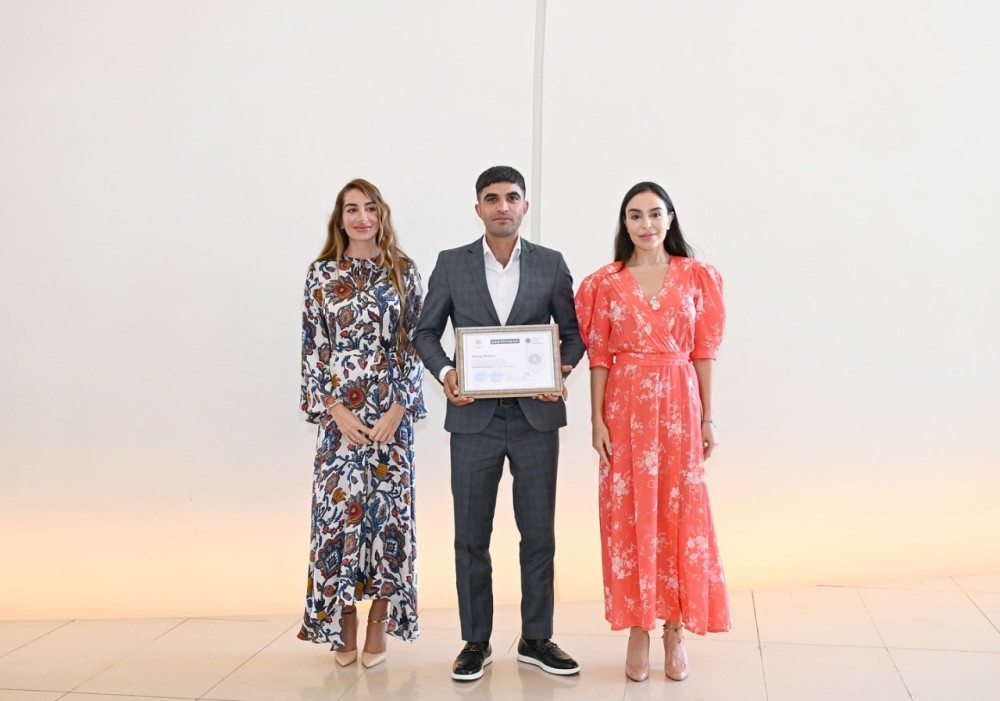 Leyla və Arzu Əliyeva tələbələrə sertifikatlarını təqdim etdilər -FOTOLAR