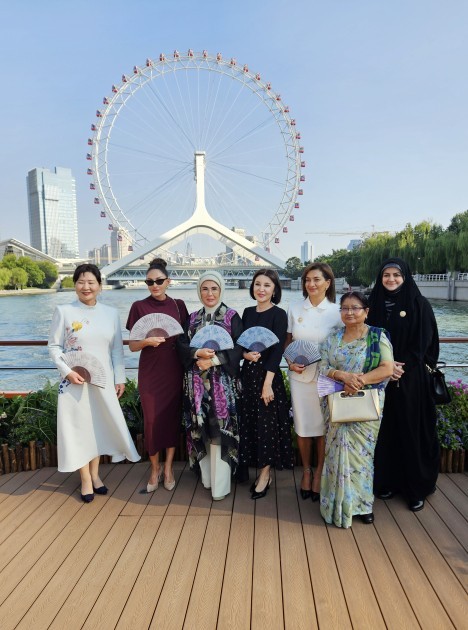 Mehriban Əliyeva dövlət başçılarının xanımları ilə gəmi gəzintisində -FOTOLAR