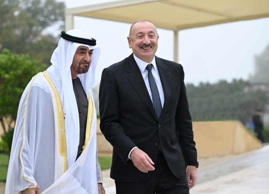 Prezidentlər güllələnmiş heykəllərə baxıblar+ FOTOLAR