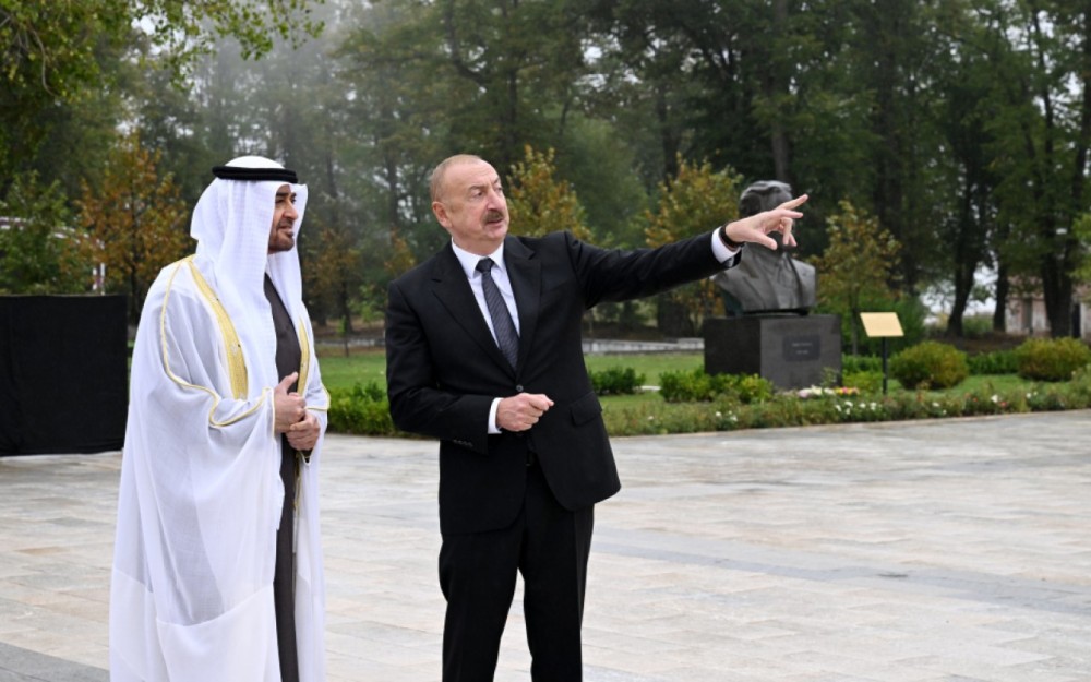 Prezidentlər güllələnmiş heykəllərə baxıblar+ FOTOLAR