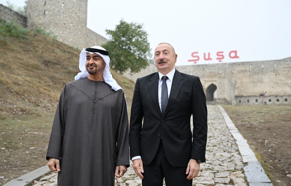 Şuşa qalasının önündə şəkil çəkdirdilər +FOTOLAR