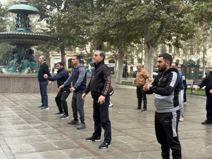 İcra başçısı brend geyimi ilə DİQQƏT ÇƏKDİ