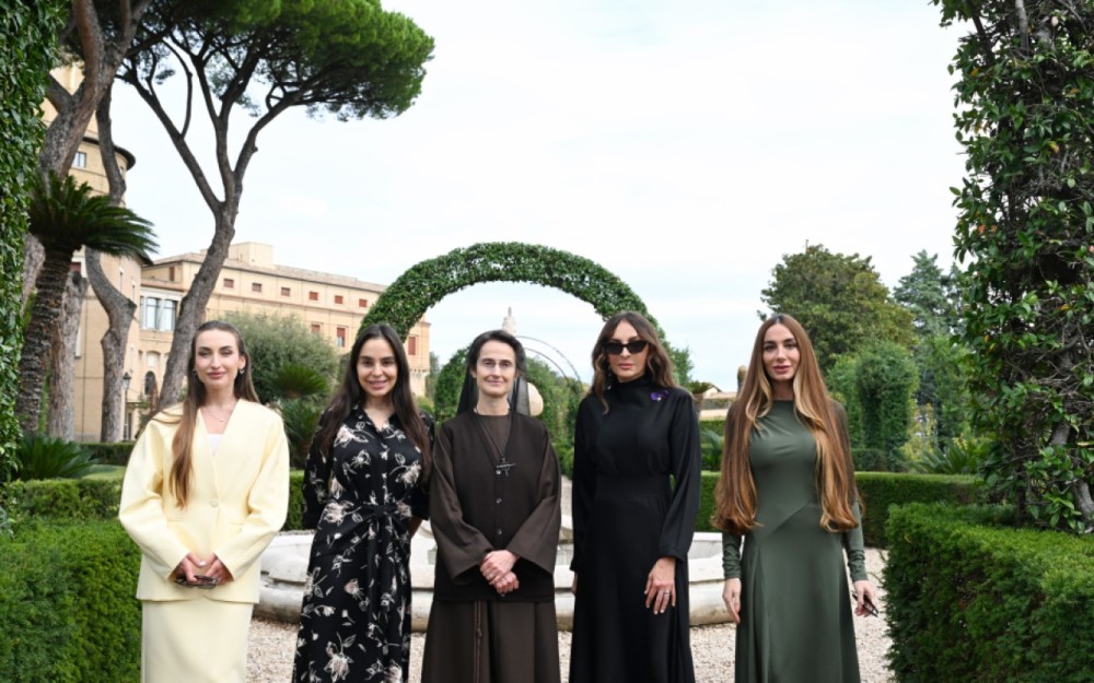 Mehriban Əliyeva qızları və gəlini ilə birlikdə ağacəkmə mərasimində -FOTOLAR