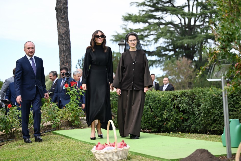 Mehriban Əliyeva qızları və gəlini ilə birlikdə ağacəkmə mərasimində -FOTOLAR