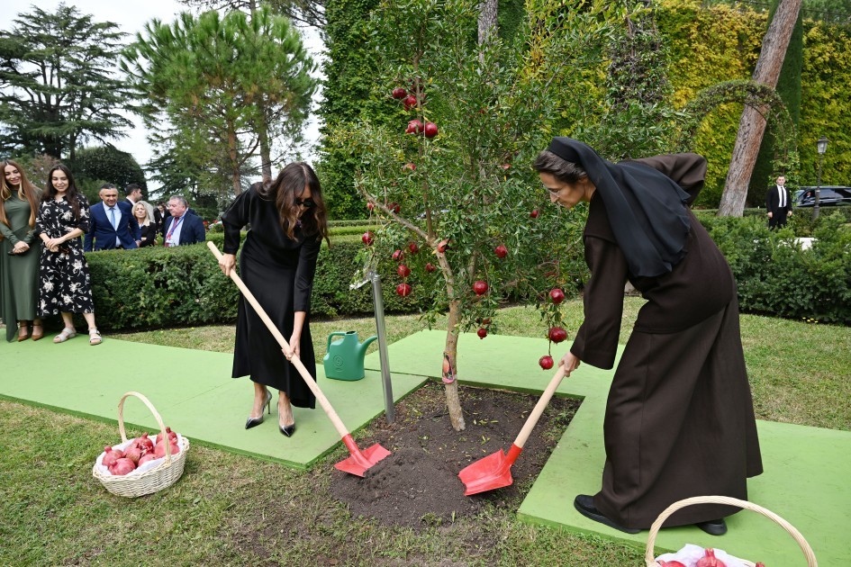 Mehriban Əliyeva qızları və gəlini ilə birlikdə ağacəkmə mərasimində -FOTOLAR