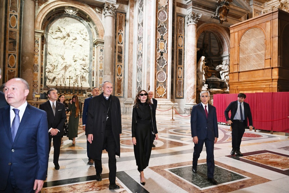 Birinci xanım Müqəddəs Pyotr Bazilikasındakı bərpa işləri ilə tanış oldu -FOTOLAR