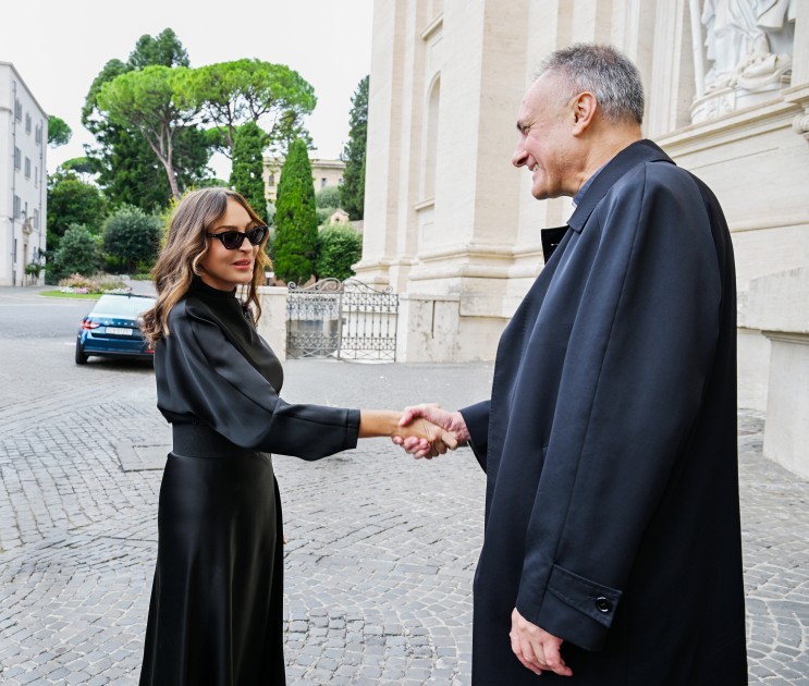 Birinci xanım Müqəddəs Pyotr Bazilikasındakı bərpa işləri ilə tanış oldu -FOTOLAR