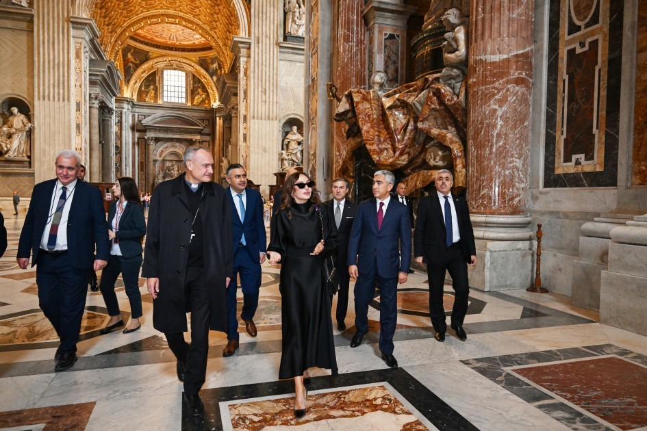 Birinci xanım Müqəddəs Pyotr Bazilikasındakı bərpa işləri ilə tanış oldu -FOTOLAR