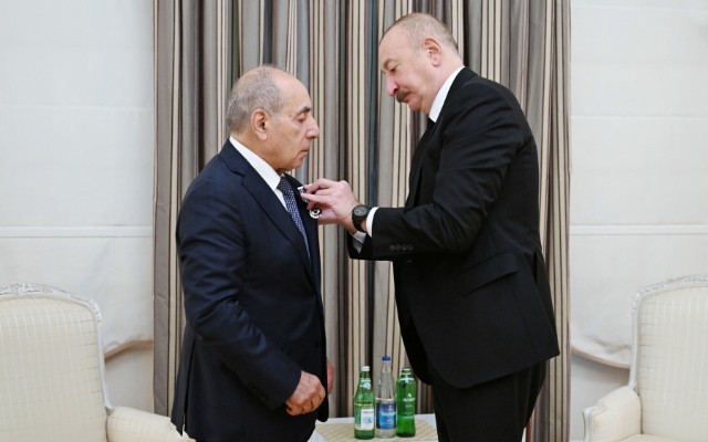 İlham Əliyev Yaqub Eyyubova “İstiqlal” ordenini təqdim etdi - FOTOLAR