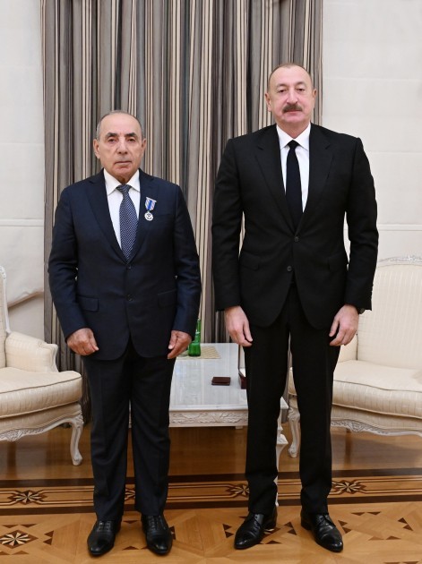 İlham Əliyev Yaqub Eyyubova “İstiqlal” ordenini təqdim etdi - FOTOLAR