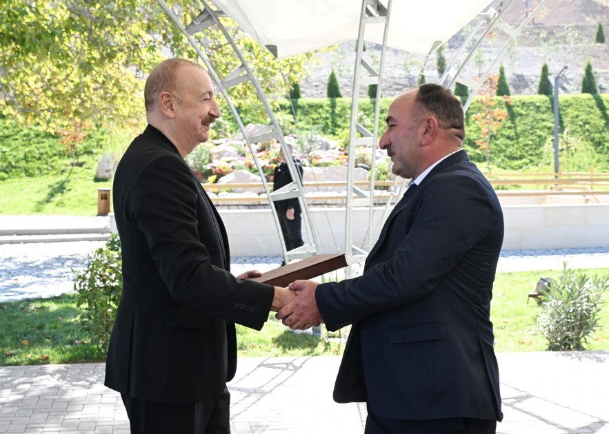 İlham Əliyev Horovlu sakinlərinə mənzillərinaçarlarını təqdim etdi - FOTOLAR