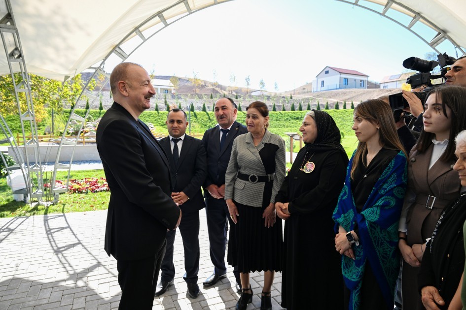 İlham Əliyev Horovlu sakinlərinə mənzillərinaçarlarını təqdim etdi - FOTOLAR