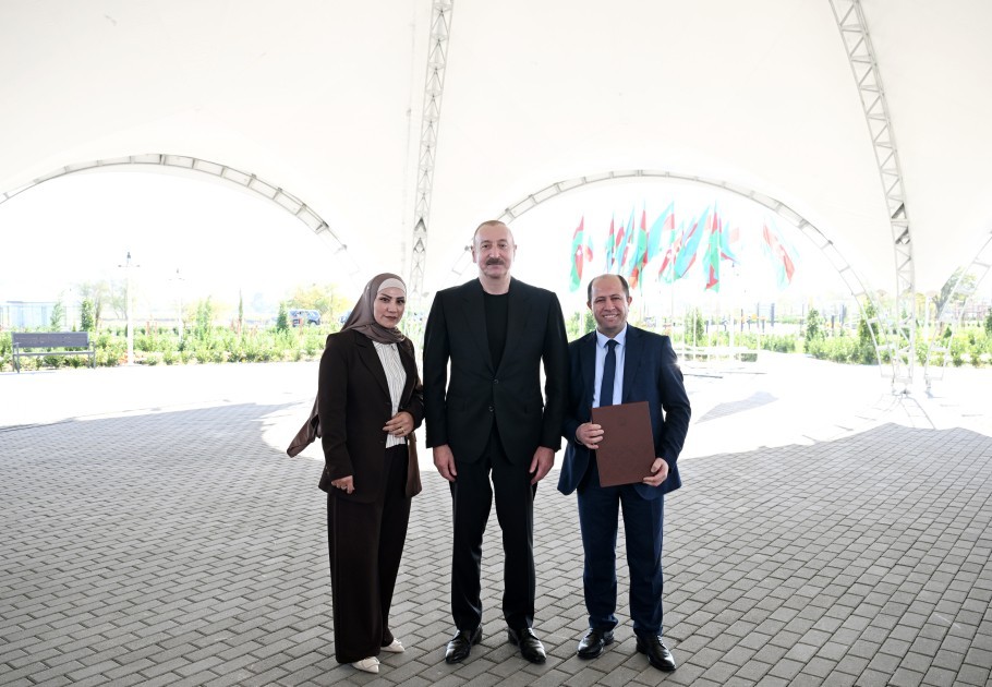 Prezident sakinlərə mənzillərin açarlarını təqdim etdi - FOTOLAR