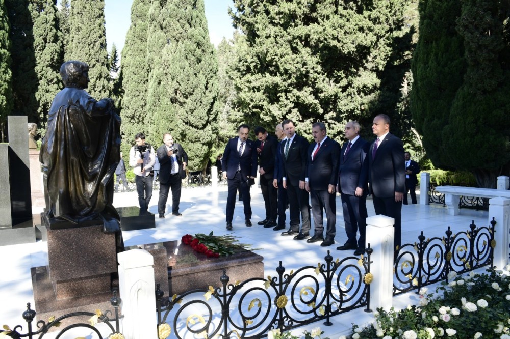 YAP və BBP nümayəndələri Şəhidlər xiyabanında - FOTOLAR