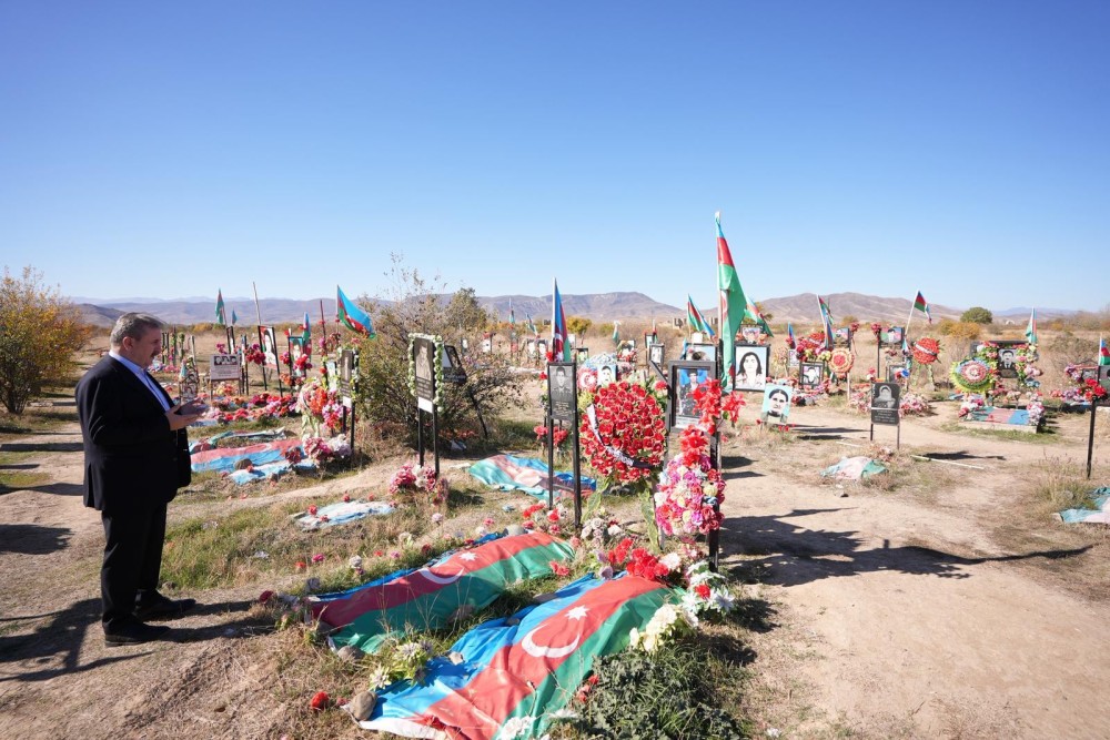 Türkiyəli partiya sədri Ağdam Şəhidlər Xiyabınını ziyarət etdi-FOTOLAR
