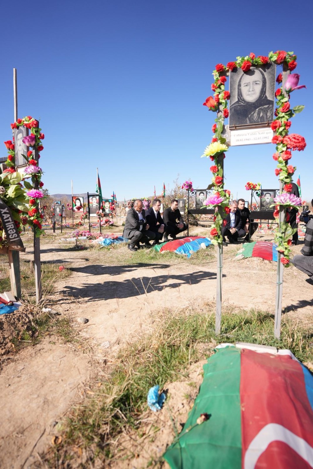 Türkiyəli partiya sədri Ağdam Şəhidlər Xiyabınını ziyarət etdi-FOTOLAR