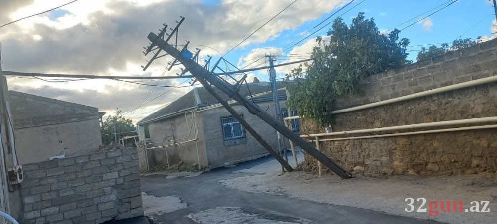 Buzovnada TƏHLÜKƏLİ VƏZİYYƏT: "Aztelecom"a Məxsus Telefon Dirəyi Aşıb, Qaz Xəttinin Üzərinə Düşüb!/ FOTO