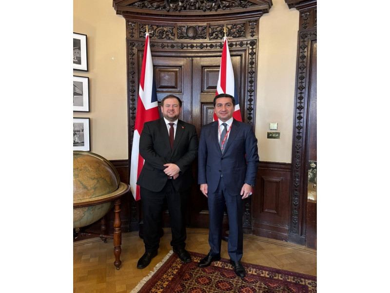 Hikmət Hacıyev Britaniyanın dövlət naziri ilə əlaqələrin genişləndirilməsini müzakirə edib