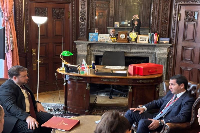 Hikmət Hacıyev Britaniyanın dövlət naziri ilə əlaqələrin genişləndirilməsini müzakirə edib