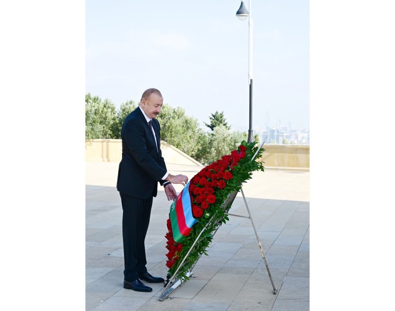 İlham Əliyev və Mehriban Əliyeva Şəhidlər xiyabanınıziyarət ediblər - FOTOLAR