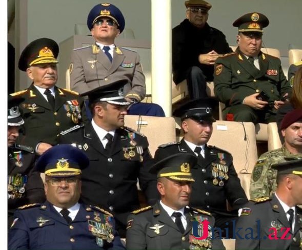 Generallar və məmurlar paradı belə izləyirlər -FOTOLAR