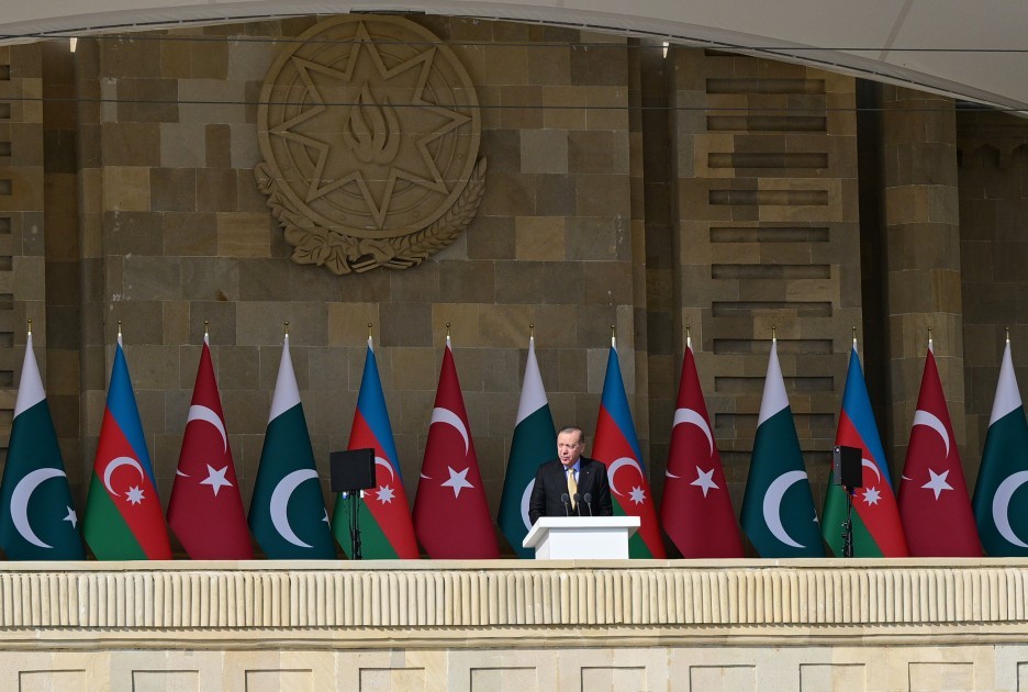 Bakıda hərbi parad başa çatdı -YENİLƏNİB (FOTOLAR)