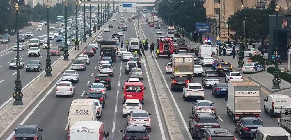 Bakıda yük avtomobili yanır -FOTOLAR
