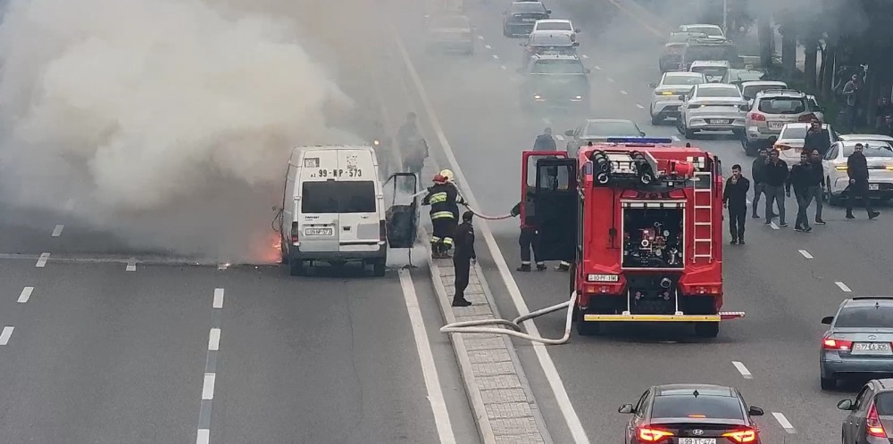 Bakıda yük avtomobili yanır -FOTOLAR