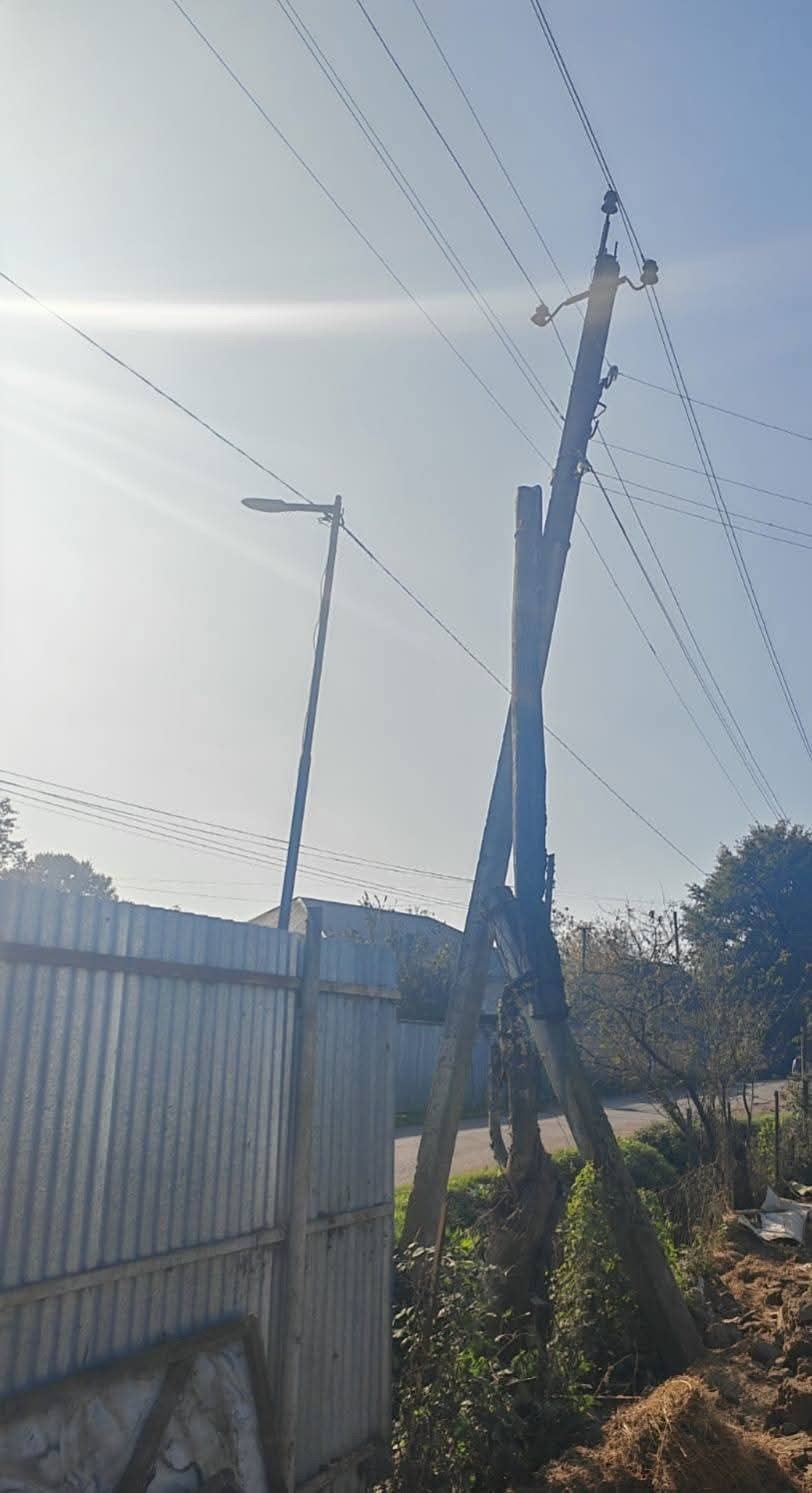 “Azərişıq” 1 həftə sonra əncam çəkdi- Sakinləri qorxuya salan  qəzalı vəziyyətdə olan elektrik dirəyinə (YENİLƏNİB)