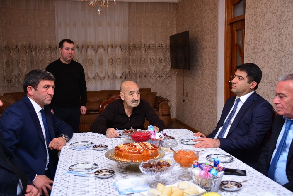 Seymur Orucov şair Qurban Həmidoğlunu evində ziyarət edib/ FOTO